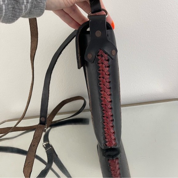 Vintage Hard Shell Tooled Leather Black Tan Red Aztec Graphic Crossbody Bag - Picture 7 of 11